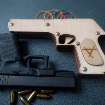 Intra απο ξύλο plywood 3mm-4mm πάχος - Rubber Band Desert Eagle Pistol Δίασταση 30x30 cm Intraeaxys-lopqex57 - Image 1