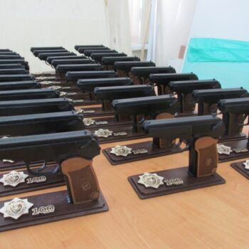 Intra απο ξύλο plywood 3mm-4mm πάχος - Δώρο μετάλλιο με βάση πιστόλι για αυτόν Δίασταση 30x30 cm Intraeaxys-lopq4367 - Image 1