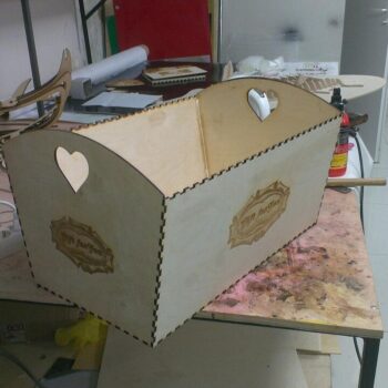 Intra απο ξύλο plywood 3mm-4mm πάχος - Ξύλινο κουτί δώρου Καλάθι με καρδιά Δίασταση 30x30 cm Intraeaxys-e1gkxdyo - Image 1