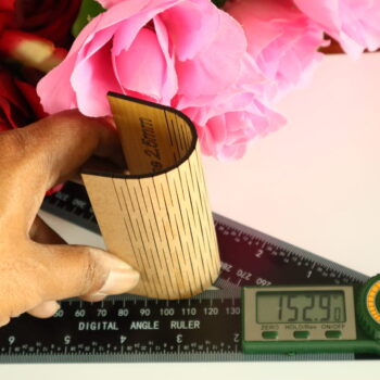 Intra απο ξύλο plywood 3mm-4mm πάχος - Μοτίβο μεντεσέ με ευθεία γραμμή 2,5 mm Δίασταση 30x30 cm Intraeaxys-r1z23em1 - Image 3