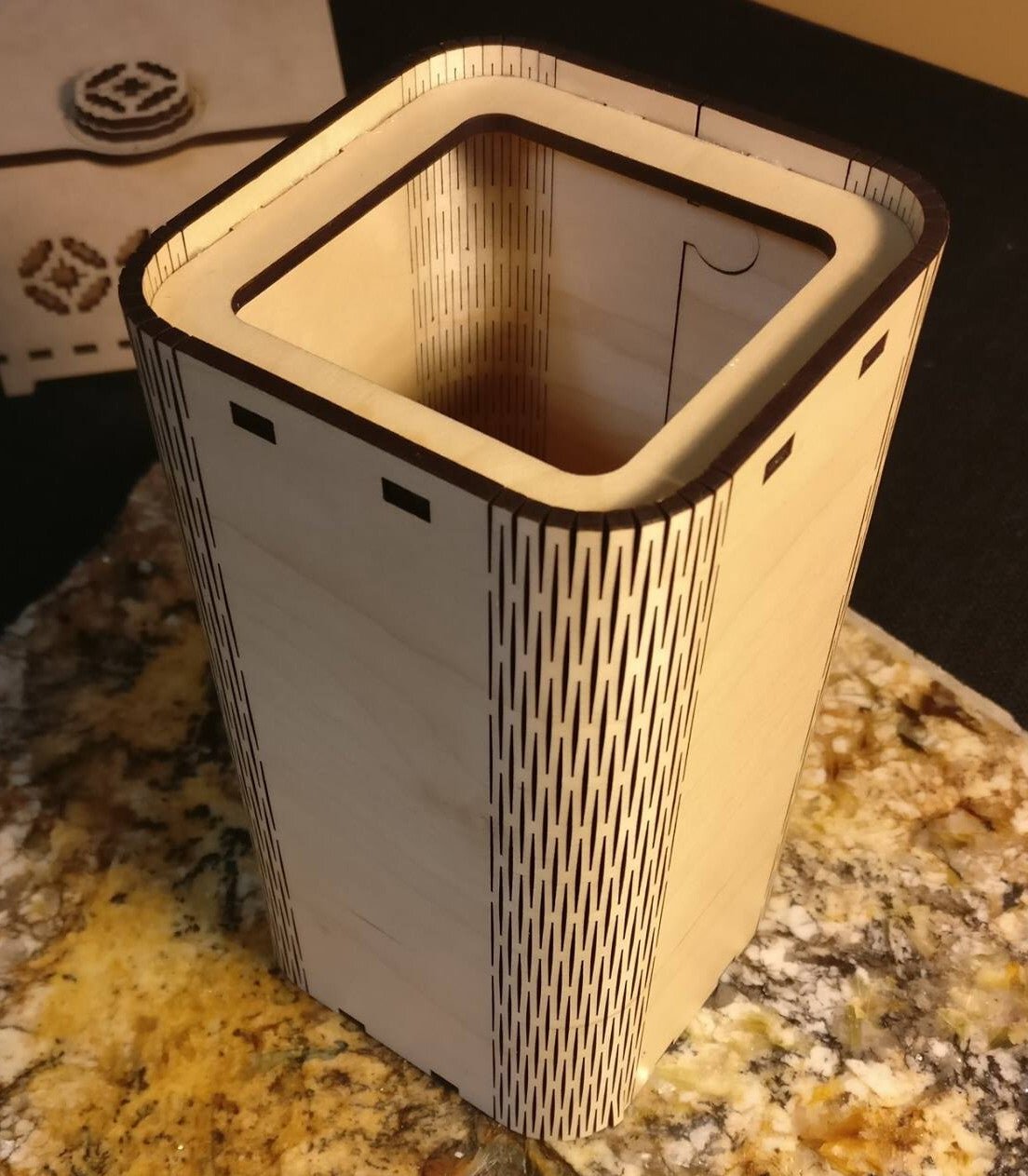 Intra απο ξύλο plywood 3mm-4mm πάχος - Μολύβι Κύπελλο με ζωντανούς μεντεσέδες 3mm Αρχείο PDF προτύπου Δίασταση 30x30 cm Intraeaxys-e1gkx4do