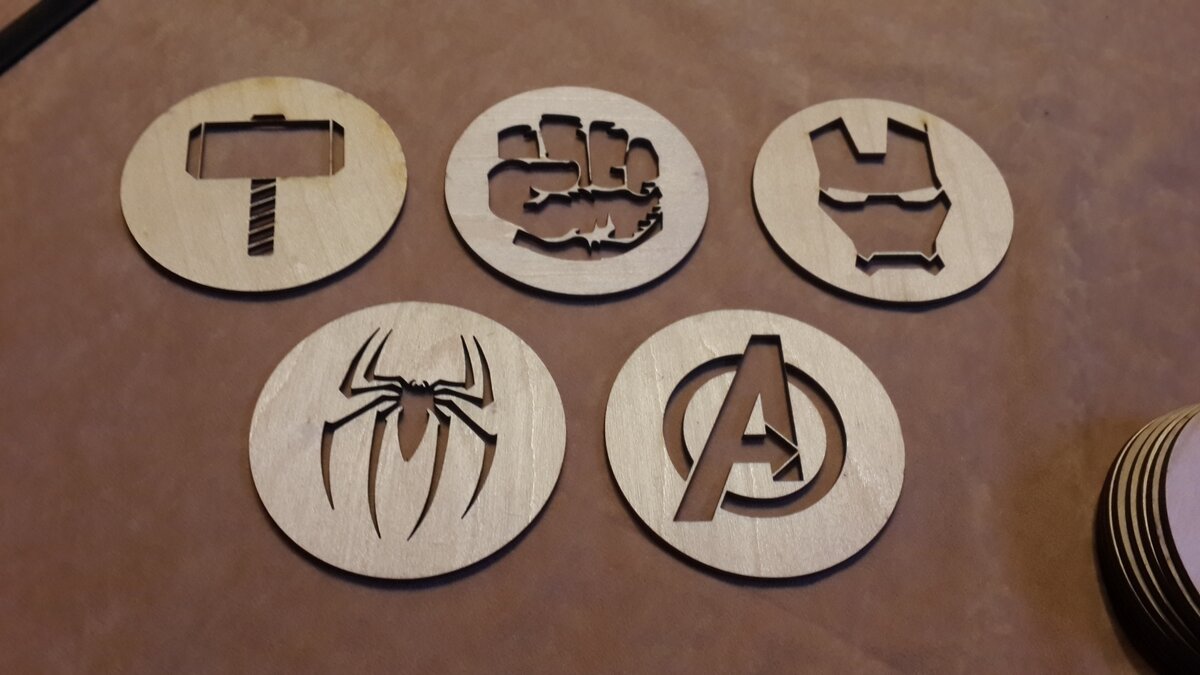 Intra απο ξύλο plywood 3mm-4mm πάχος - Avengers Coasters Δίασταση 30x30 cm Intraeaxys-pok3wyk7