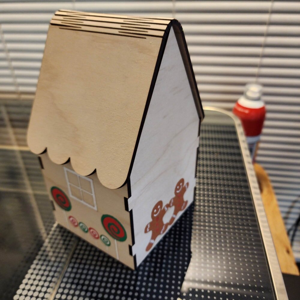 Intra απο ξύλο plywood 3mm-4mm πάχος - Ξύλινο Σπίτι με μελόψωμο Δίασταση 40x50 cm Intraeaxys-joed3681