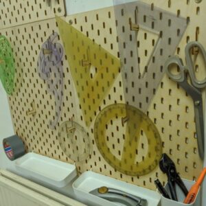 Intra απο ξύλο plywood 3mm-4mm πάχος - IKEA SKADIS Συμβατοί γάντζοι με μανταλάκια και κουμπωτά Δίασταση 30x30 cm Intraeaxys-yonem2po