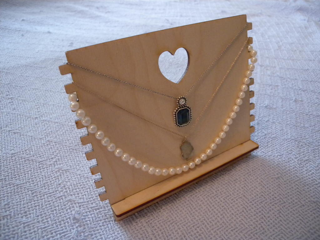 Intra απο ξύλο plywood 3mm-4mm πάχος - Στάντ κολιέ Δίασταση 30x30 cm Intraeaxys-qomm9k4o