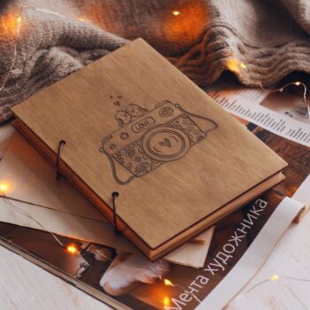 Intra απο ξύλο plywood 3mm-4mm πάχος - Διακόσμηση χαρακτικής με λέιζερ Happy Moments Camera Birds Δίασταση 30x30 cm Intraeaxys-joedz8d1 - Image 1