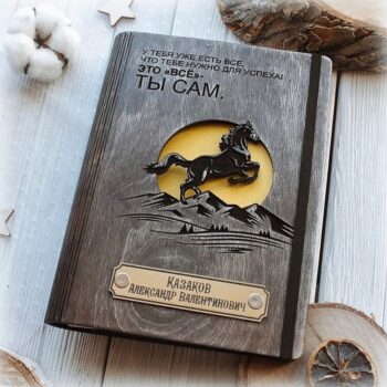 Intra απο ξύλο plywood 3mm-4mm πάχος - Εξώφυλλο σημειωματάριων με άλογο και βουνά Δίασταση 30x30 cm Intraeaxys-eo0q6m51 - Image 1