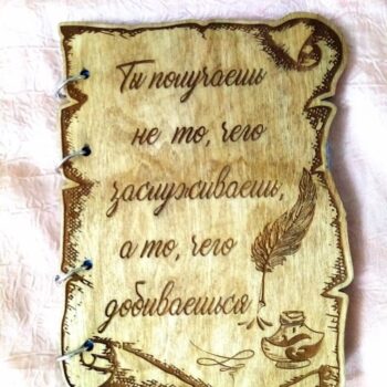 Intra απο ξύλο plywood 3mm-4mm πάχος - Κάλυμμα σημειωματάριου με μελάνι και φτερό χαραγμένο Δίασταση 30x30 cm Intraeaxys-d1lvklzo - Image 1