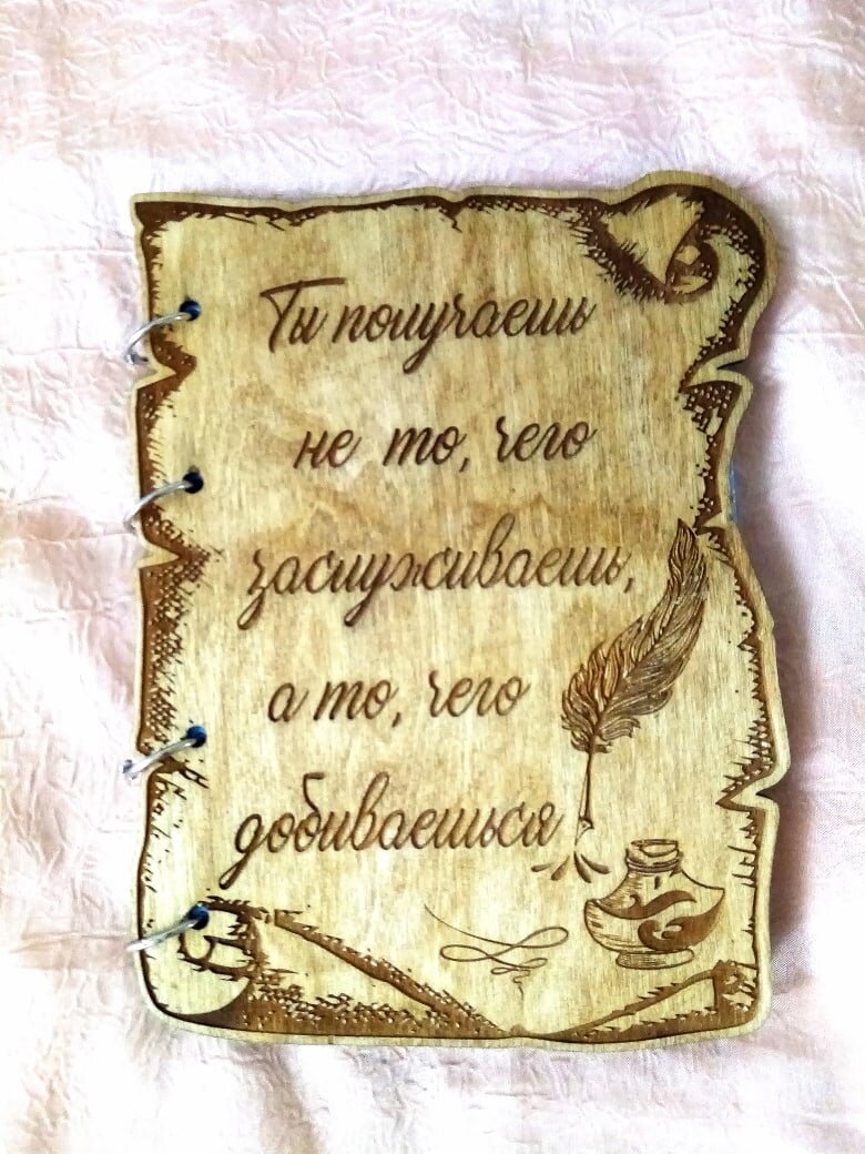 Intra απο ξύλο plywood 3mm-4mm πάχος - Κάλυμμα σημειωματάριου με μελάνι και φτερό χαραγμένο Δίασταση 30x30 cm Intraeaxys-d1lvklzo