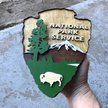 Intra απο ξύλο plywood 3mm-4mm πάχος - US National Park Service Shield Δίασταση 30x30 cm Intraeaxys-r1z0v8lo - Image 1