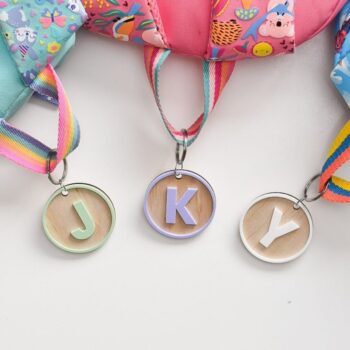 Intra απο ξύλο plywood 3mm-4mm πάχος - Εξατομικευμένες ετικέτες σχολικής τσάντας για παιδιά Δίασταση 30x30 cm Intraeaxys-yonppyg1 - Image 1