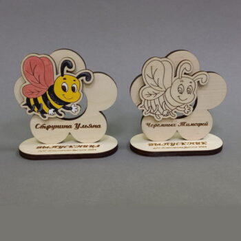 Intra απο ξύλο plywood 3mm-4mm πάχος - Απόφοιτος νηπιαγωγείου σε ειδώλιο τάξης μελισσών Δίασταση 30x30 cm Intraeaxys-pok3npk7 - Image 1