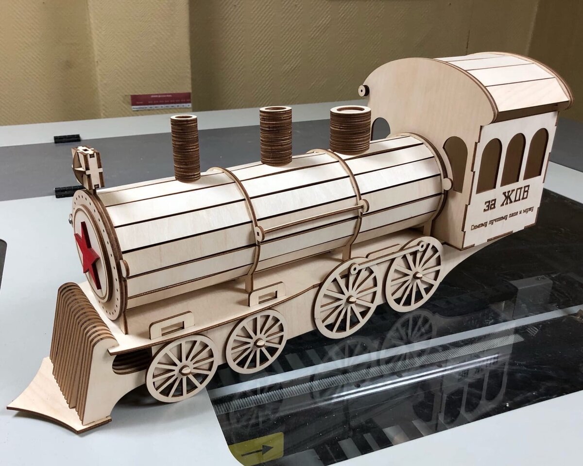 Intra απο ξύλο plywood 3mm-4mm πάχος - Κουτί δώρου Steam Train Δίασταση 30x30 cm Intraeaxys-m1d685x7