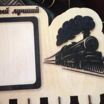 Intra απο ξύλο plywood 3mm-4mm πάχος - Κρεμάστρα κλειδιών Steam Locomotive με κορνίζα Δίασταση 30x30 cm Intraeaxys-zo9y9j47 - Image 1