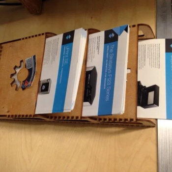 Intra απο ξύλο plywood 3mm-4mm πάχος - Επιτοίχιο ράφι περιοδικών Δίασταση 30x30 cm Intraeaxys-eoxlw0jo - Image 1