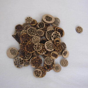 Intra απο ξύλο plywood 3mm-4mm πάχος - Ξύλινα κουμπιά Δίασταση 30x30 cm Intraeaxys-lopqy4x7