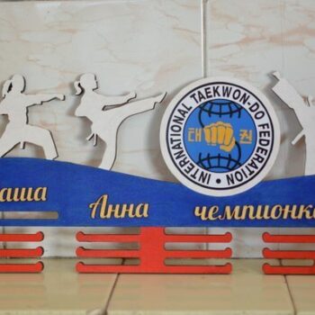 Intra απο ξύλο plywood 3mm-4mm πάχος - Κρεμάστρα μεταλλίων Taekwondo Δίασταση 30x30 cm Intraeaxys-075d84mo - Image 1