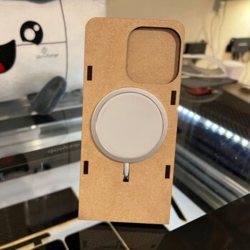 Intra απο ξύλο plywood 3mm-4mm πάχος - Βάση iPhone 13 Pro Δίασταση 30x30 cm Intraeaxys-6o3yr9p7 - Image 1