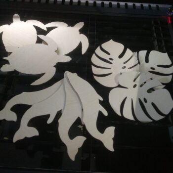 Intra απο ξύλο plywood 3mm-4mm πάχος - Φάλαινα χελώνας και φύλλο Monstera Δίασταση 30x30 cm Intraeaxys-joedlld1 - Image 1