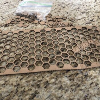 Intra απο ξύλο plywood 3mm-4mm πάχος - Επιτραπέζιο παιχνίδι λέξεων Δίασταση 30x30 cm Intraeaxys-eoxlwe4o - Image 1