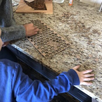 Intra απο ξύλο plywood 3mm-4mm πάχος - Επιτραπέζιο παιχνίδι λέξεων Δίασταση 30x30 cm Intraeaxys-eoxlwe4o - Image 3