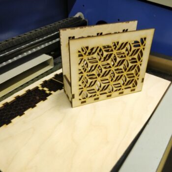 Intra απο ξύλο plywood 3mm-4mm πάχος - Διακοσμητική θήκη χαρτοπετσέτας Δίασταση 30x30 cm Intraeaxys-e1g532xo - Image 1