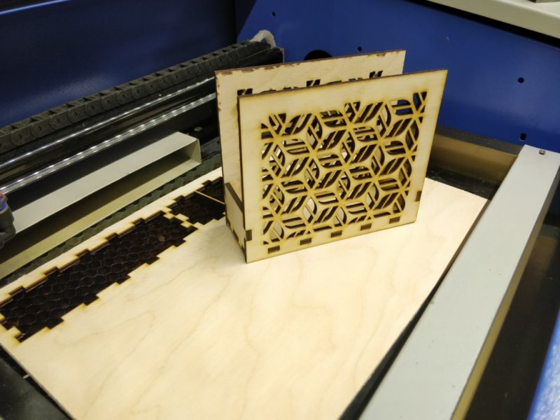 Intra απο ξύλο plywood 3mm-4mm πάχος - Διακοσμητική θήκη χαρτοπετσέτας Δίασταση 30x30 cm Intraeaxys-e1g532xo