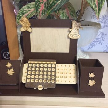 Intra απο ξύλο plywood 3mm-4mm πάχος - Επιτραπέζια οργάνωση με φορητή βάση φωτογραφιών για μολυβοθήκη Perpetual Calendar Δίασταση 30x30 cm Intraeaxys-joedln81 - Image 1