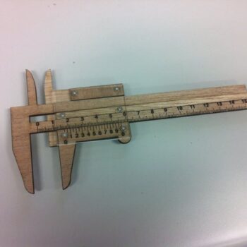 Intra απο ξύλο plywood 3mm-4mm πάχος - Μικρομετρική κλίμαξ βερνιέρου Δίασταση 30x30 cm Intraeaxys-91jkpp5o - Image 1