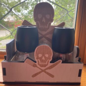 Intra απο ξύλο plywood 3mm-4mm πάχος - Πειρατική θήκη χαρτοπετσέτας με σέικερ για αλάτι και πιπέρι Δίασταση 30x30 cm Intraeaxys-qommj35o - Image 1