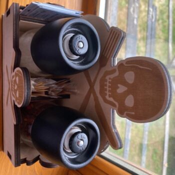 Intra απο ξύλο plywood 3mm-4mm πάχος - Πειρατική θήκη χαρτοπετσέτας με σέικερ για αλάτι και πιπέρι Δίασταση 30x30 cm Intraeaxys-qommj35o - Image 3