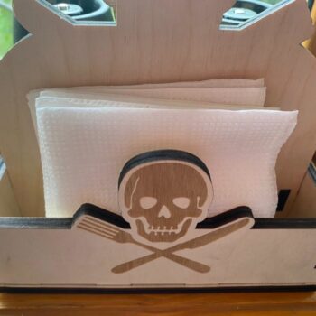 Intra απο ξύλο plywood 3mm-4mm πάχος - Πειρατική θήκη χαρτοπετσέτας με σέικερ για αλάτι και πιπέρι Δίασταση 30x30 cm Intraeaxys-qommj35o - Image 4