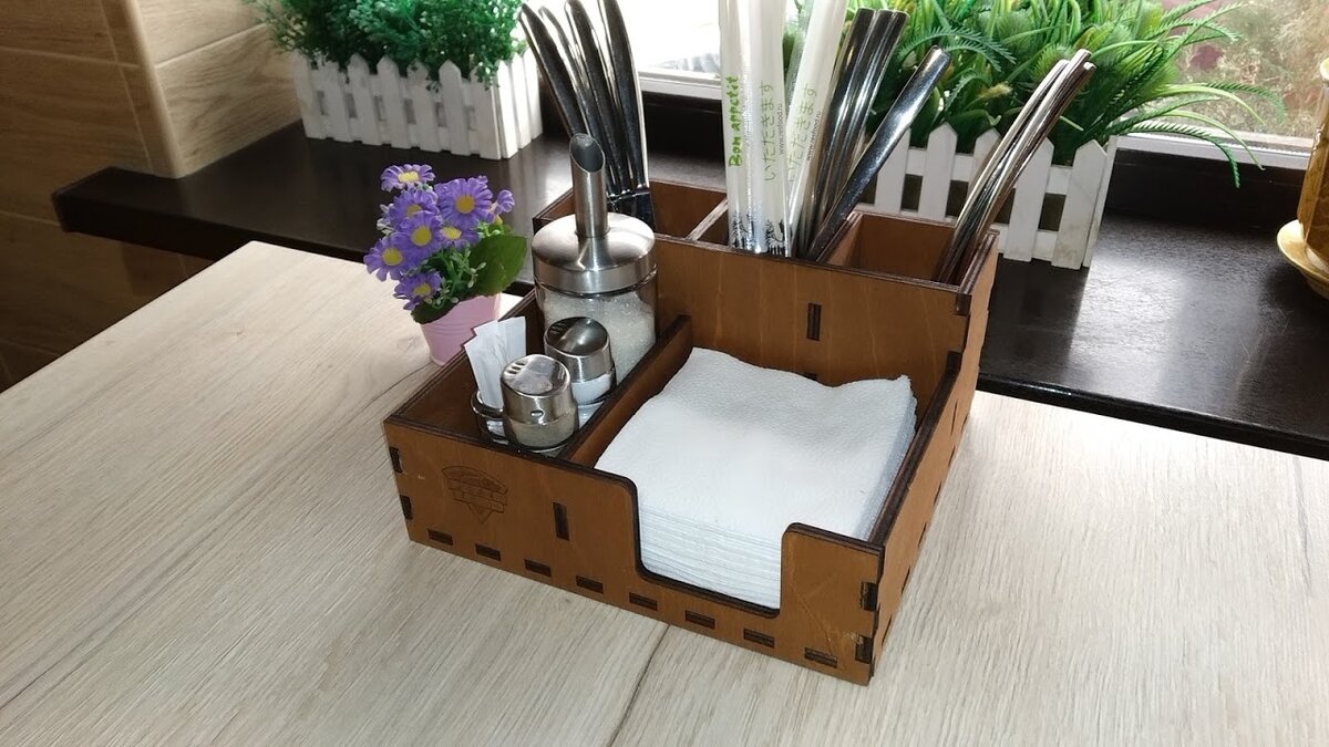 Intra απο ξύλο plywood 3mm-4mm πάχος - Ξύλινη θήκη για μαχαιροπίρουνα και χαρτοπετσέτες με σέικερ για αλάτι και πιπέρι 6mm Δίασταση 30x30 cm Intraeaxys-6o3yz8p7