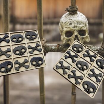 Intra απο ξύλο plywood 3mm-4mm πάχος - Παιχνίδι Χάλογουιν τικ Τακ Δίασταση 30x30 cm Intraeaxys-e1gkvjdo - Image 1