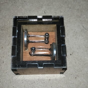 Intra απο ξύλο plywood 3mm-4mm πάχος - Ξύλινο κουτί με μανικετόκουμπα Δίασταση 30x30 cm Intraeaxys-d1lvlkzo - Image 4