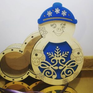 Intra απο ξύλο plywood 3mm-4mm πάχος - Χριστουγεννιάτικο κουτί δώρου Χιονάνθρωπος Κόντρα πλακέ Δίασταση 30x30 cm Intraeaxys-lopq9837