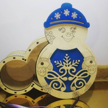 Intra απο ξύλο plywood 3mm-4mm πάχος - Χριστουγεννιάτικο κουτί δώρου Χιονάνθρωπος Κόντρα πλακέ Δίασταση 30x30 cm Intraeaxys-lopq9837 - Image 1