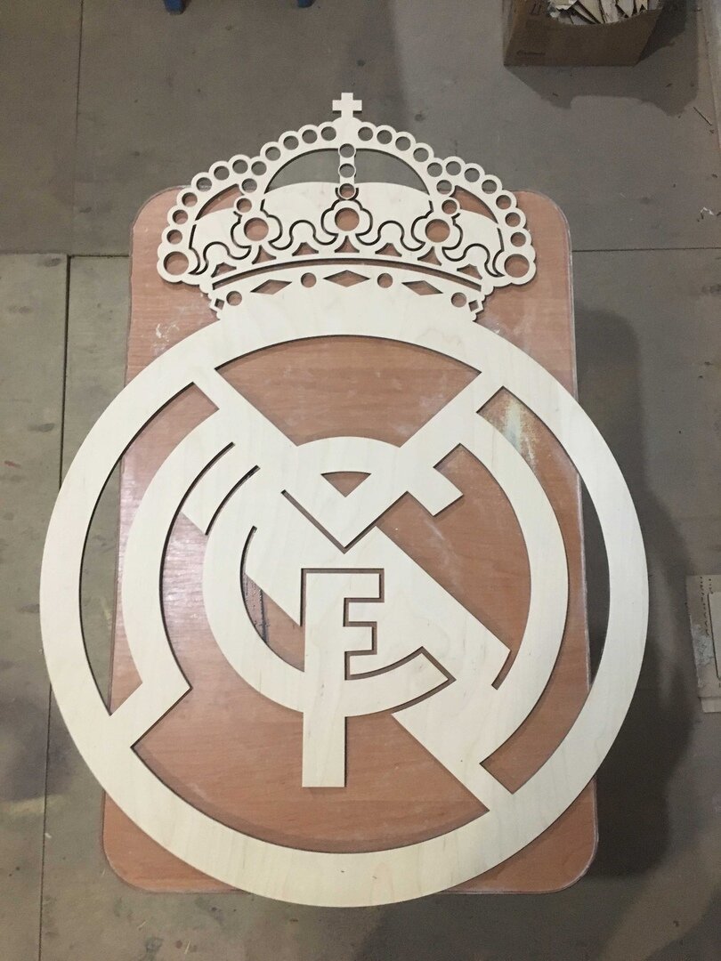 Intra απο ξύλο plywood 3mm-4mm πάχος - Λογότυπο Real Madrid Ξύλινο αθλητικό λογότυπο Δίασταση 30x30 cm Intraeaxys-075yr40o