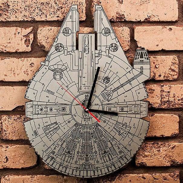 Intra απο ξύλο plywood 3mm-4mm πάχος - Star Wars Millennium Falcon Clock Δίασταση 30x30 cm Intraeaxys-e1gyz81l