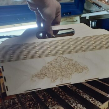 Intra απο ξύλο plywood 3mm-4mm πάχος - Τσάντα κρασιού με συμπλέκτη από κόντρα πλακέ Πορτοφόλι κρασιού Δίασταση 30x30 cm Intraeaxys-joed5m51 - Image 1