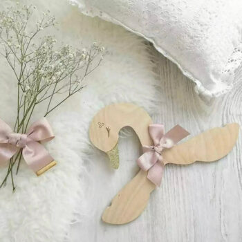 Intra απο ξύλο plywood 3mm-4mm πάχος - Κρεμάστρα ρούχων Swan Παιδική κρεμάστρα για παιδιά Δίασταση 30x30 cm Intraeaxys-joed8j61 - Image 1