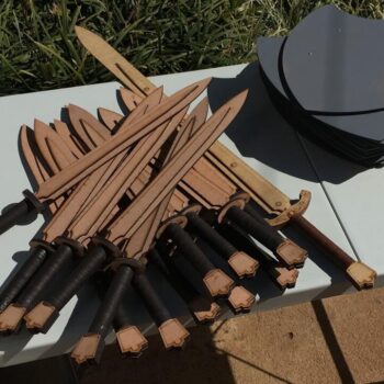 Intra απο ξύλο plywood 3mm-4mm πάχος - Παιδικό Σπαθί & Ασπίδα Δίασταση 30x30 cm Intraeaxys-eo4qv6d7 - Image 1