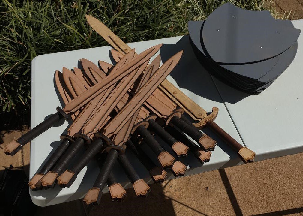 Intra απο ξύλο plywood 3mm-4mm πάχος - Παιδικό Σπαθί & Ασπίδα Δίασταση 30x30 cm Intraeaxys-eo4qv6d7