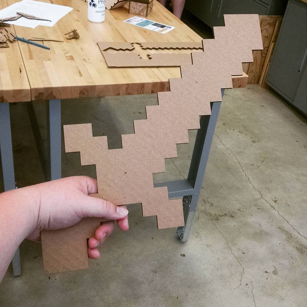 Intra απο ξύλο plywood 3mm-4mm πάχος - Minecraft Diamond Sword Δίασταση 30x30 cm Intraeaxys-qomm8w4o