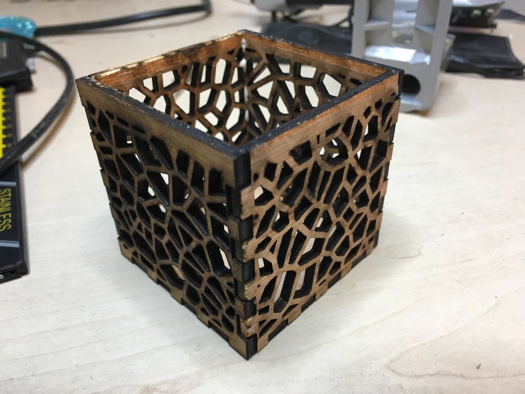Intra απο ξύλο plywood 3mm-4mm πάχος - Θήκη ρεσώ Voronoi Δίασταση 30x30 cm Intraeaxys-e1gk96mo