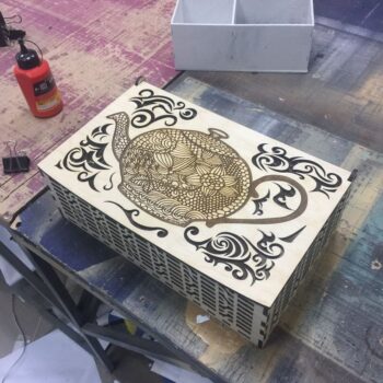 Intra απο ξύλο plywood 3mm-4mm πάχος - Διακοσμητικό κουτί τσαγιού με τσαγιέρα με σχέδιο χαρακτικό Δίασταση 30x30 cm Intraeaxys-d1lvkkyo - Image 1