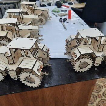 Intra απο ξύλο plywood 3mm-4mm πάχος - Ξύλινο τρακτέρ τρισδιάστατο μοντέλο Δίασταση 30x30 cm Intraeaxys-d1lvzwzo - Image 1