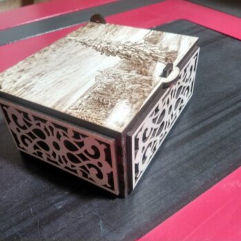 Intra απο ξύλο plywood 3mm-4mm πάχος - Χαραγμένο Διακοσμητικό Κουτί με Καπάκι Δίασταση 30x30 cm Intraeaxys-6o3yvjk7 - Image 1