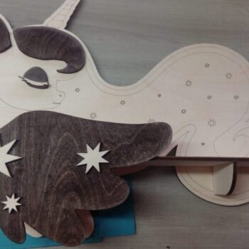 Intra απο ξύλο plywood 3mm-4mm πάχος - Ξύλινος χαριτωμένος μονόκερος με ράφι αστεριών Δίασταση 30x30 cm Intraeaxys-e1gklwvo - Image 1