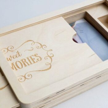 Intra απο ξύλο plywood 3mm-4mm πάχος - Κουτί παρουσίασης USB γάμου Δίασταση 30x30 cm Intraeaxys-075y2p8o - Image 1